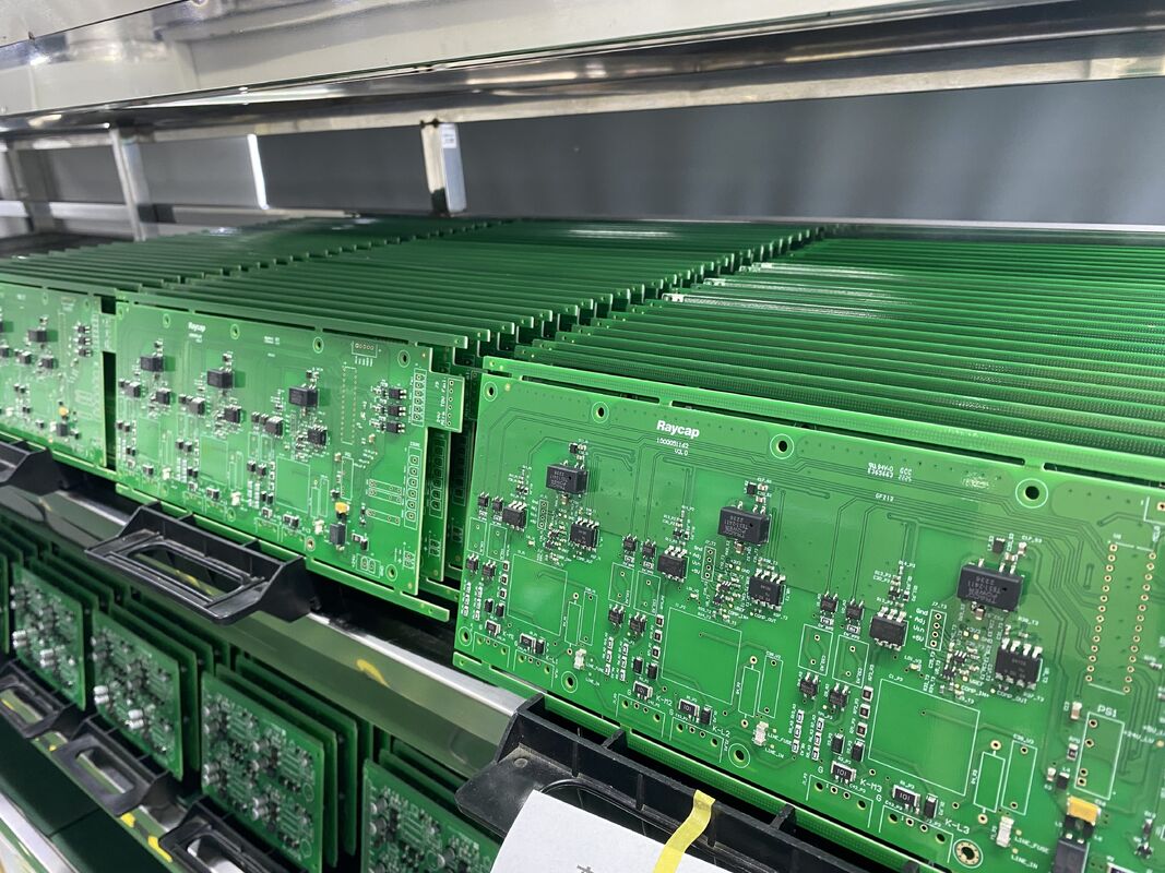Min. gatdiameter 0,1 mm Communicatie PCB-assemblage 6 lagen Hoge Tg170 en Hoge Tg180 Geoptimaliseerd voor Communicatieapparaten