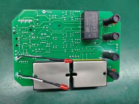 PCB-assemblage met conform coating en lijm